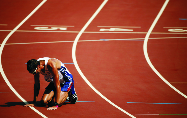  Slovák Anton Kučmín kľačí v cieli po skončení chôdze mužov na 20 km na MS v atletike v Pekingu 23. augusta 2015. Antonovi Kučmínovi stačili sily časom 1:27:46 len na 45. miesto