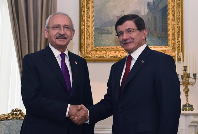 Na snímke vpravo turecký premiér a líder Strany spravodlivosti a rozvoja (AKP) Ahmet Davutoglu a vodca hlavnej opozičnej sekulárnej Republikánskej ľudovej strany (CHP) Kemal Kiličdaroglu