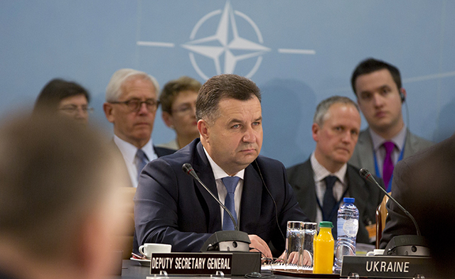 Na snímke ukrajinský minister obrany Stepan Poltorak (v strede).
