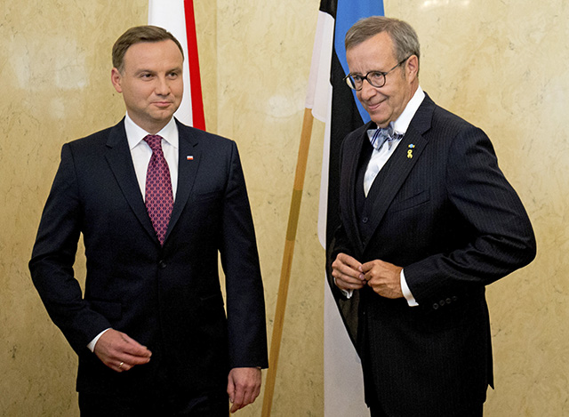 Na snímke poľský prezident Andrzej Duda (vľavo) a estónsky prezident Toomas Hendrik Ilves.