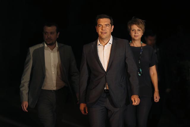 Na snímke grécky premiér Alexis Tsipras (v strede).