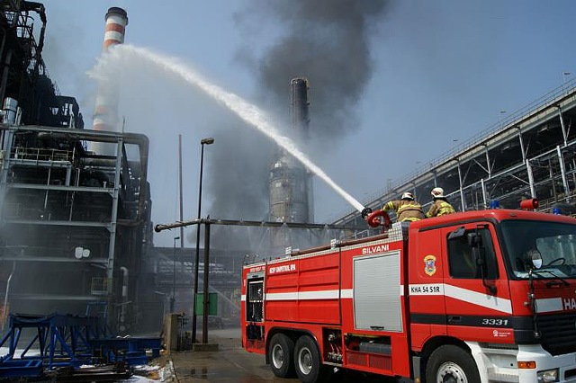 Na snímke hasiči hasia požiar v areáli chemického závodu Unipetrol v Záluží pri Litvínove