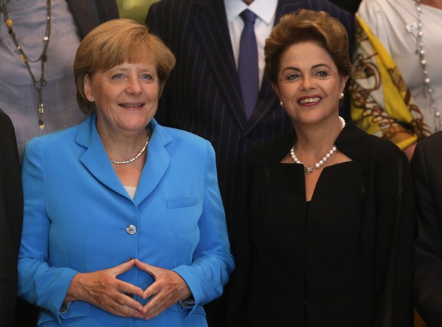 Na snímke brazílska prezidentka Dilma Rousseffová (vpravo) a nemecká kancelárka Angela Merkelová
