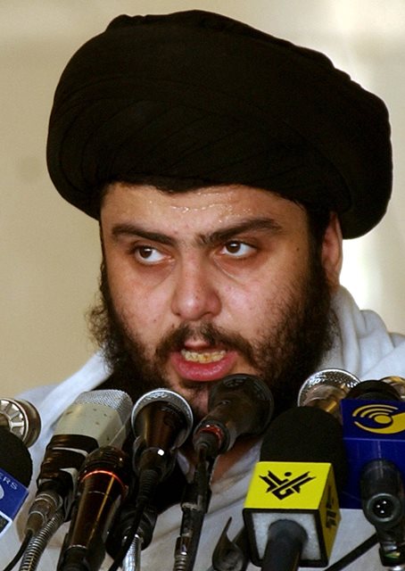 Na snímke z roku 2003 vplyvný radikálny šiitský duchovný Muktadá as-Sadr 