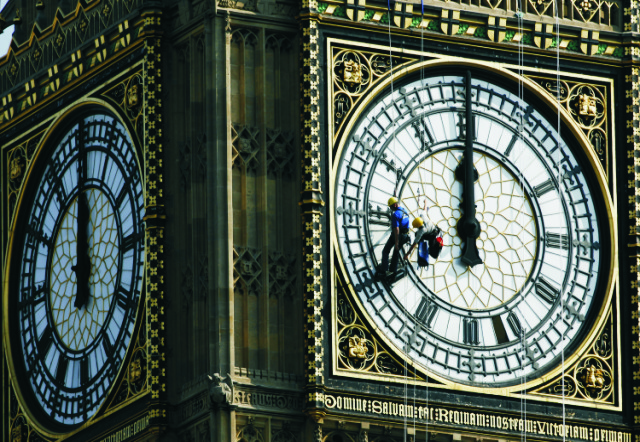 Na archívnej snímke známy londýnsky zvon Big Ben, ktorý sa nachádza v Hodinovej veži nad budovou britského parlamentu počas údržbárskych prác