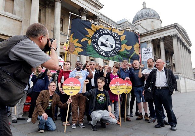 Na snímke fotograf fotí pracovníkov britskej Národnej galérie počas štrajku v Londýne