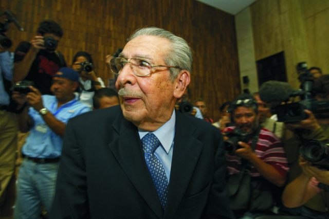 Na archívnej snímke z 10. mája 2013 bývalý guatemalský diktátor José Efraín Ríos Montt 