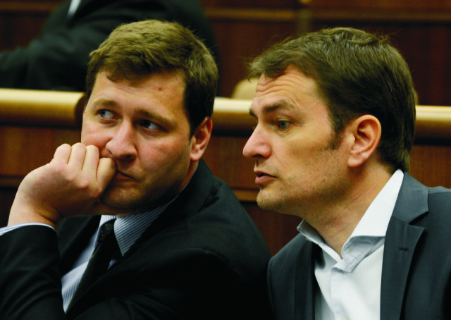 Na snímke vpravo predseda OĽaNO Igor Matovič a vľavo jeho stranícky kolega Miroslav Kadúc