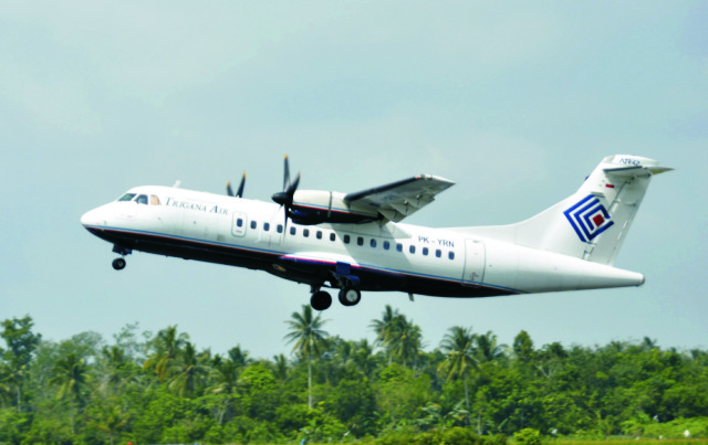 Na archívnej snímke z decembra 2010 je dopravné lietadlo ATR 42-300 indonézskej leteckej spoločnosi Trigana Air Service, ktoré vzlieta z letiska Supadio v meste Pontianak na Západnom Kalimantane v Indonézii. Lietadlo toho istého typu a tej istej spoločnosti s 54 ľuďmi na palube včera stratilo kontakt s leteckým dispečingom, keď sa nachádzalo nad odľahlou východoindonézskou provinciou Papua