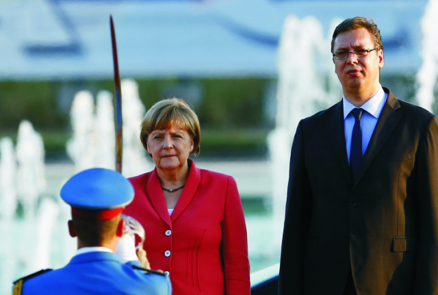 Na archívnej snímke  nemecká kancelárka Angela Merkelová a srbský premiér Aleksandar Vučič. Nemecká kancelárka pred časom bola na turné po troch balkánskych štátoch - Albánsku, Srbsku a Bosne Hercegovine, ktoré sa môžu stať krajinami Európskej únie