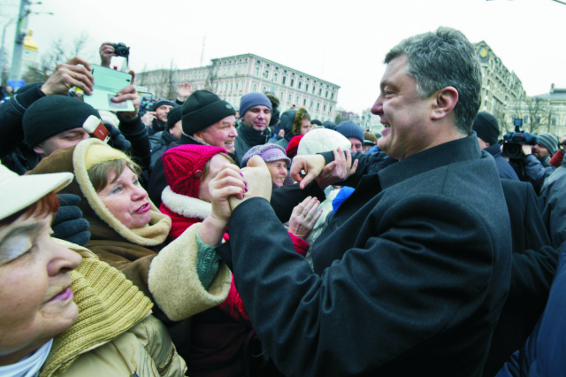 Na snímke prezident Ukrajiny Petro Porošenko sa zdraví s ľuďmi