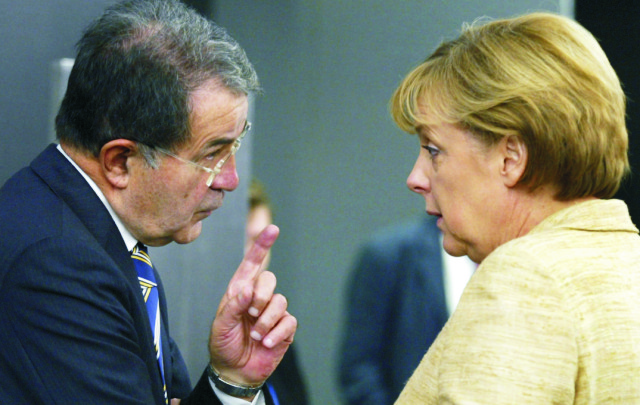 Na archívnej snímke nemecká kancelárka Angela Merkelová a taliansky premiér Romano Prodi