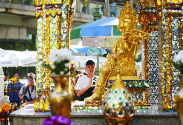 Na archívnej snímke sa žena sa modlí vo svätyni Erawan v Bangkoku. Hinduistickú svätyňu Erawan v centre thajskej metropoly Bangkok už znovu otvorili pre verejnosť, dva dni po krvavom bombovom útoku, ktorý si vyžiadal 20 mŕtvych a ďalších 123 zranených