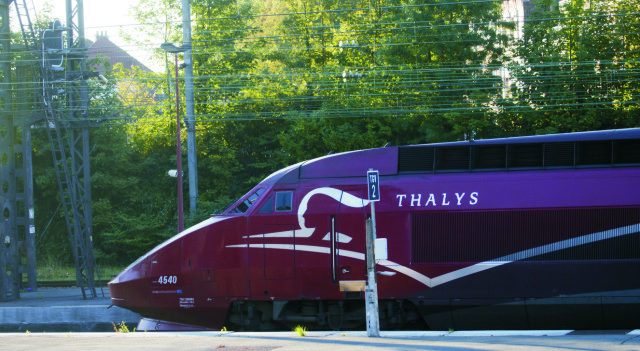  Na snímke rýchlovlak Thalys je na železničnej stanici v Arras na severe Francúzska 