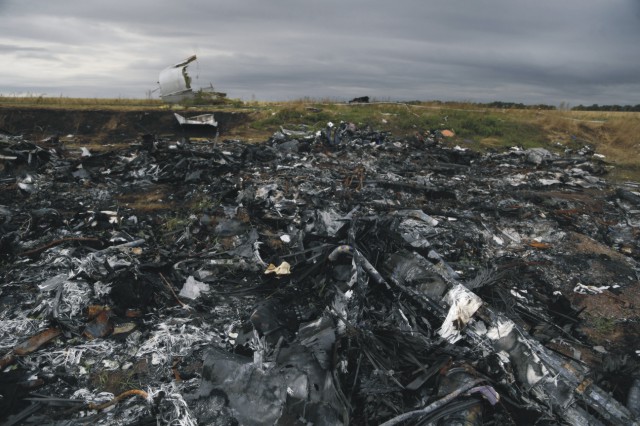Na archívnej snímke časti podvozku a ďalšie trosky lietadla Boeing 777 letu MH 17 Malajzijských aerolínii na mieste dopadu pri obci Hrabove na východe Ukrajiny