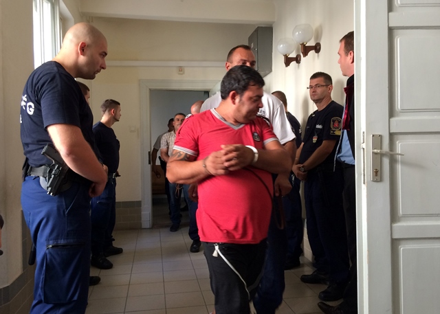 Na snímke muž (uprostred)  obvinený v kauze úmrtia 71 migrantov nájdených vo štvrtok v chladiarenskom vozidle odstavenom pri Parndorfe v Rakúsku