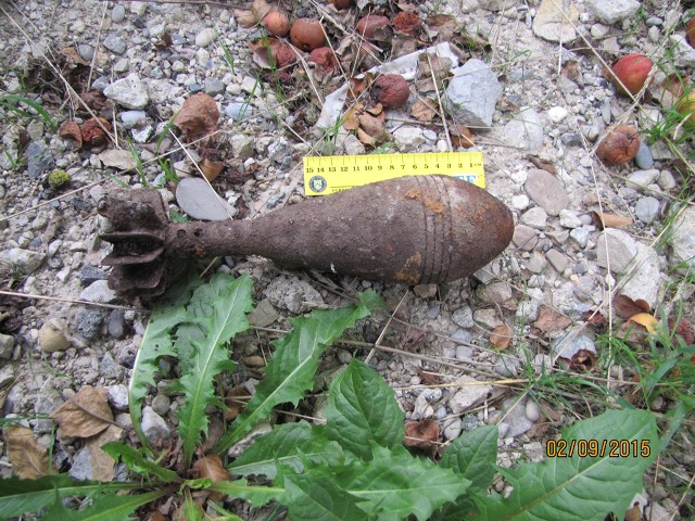 Na snímke nájdená delostrelecká mína z obdobia druhej svetovej vojny 
