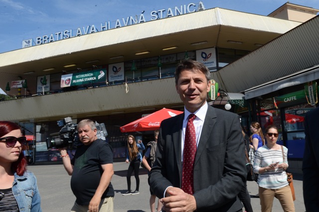 Na snímke primátor Bratislavy Ivo Nesrovnal pred budovou Hlavnej železničnej stanice