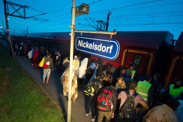 Na snímke migranti nastupujú na vlak na rakúsko-maďarskom priechode Nickelsdorf- Hegyeshalom