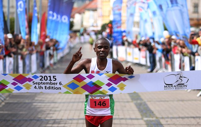 Na snímke víťaz matarónu kenský bežec Joel Maina Mwangi počas Banskobystrického maratónu 2015