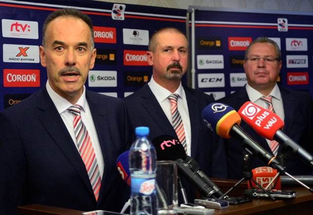 Na snímke zľava prezident Slovenského zväzu ľadového hokeja (SZĽH)  Igor Nemeček, nový tréner slovenskej hokejovej reprezentácie Zdeno Cíger a generálny manažér národného tímu Róbert Švehla