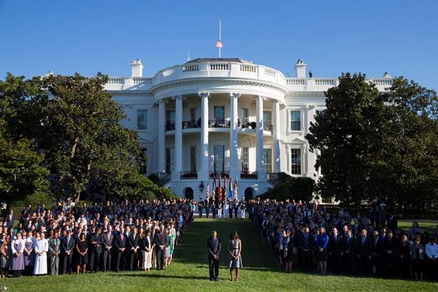 Na snímke americký prezident Barack Obama, prvá dáma USA Michelle Obamová a ostatní prítomní stoja pri príležitosti 14. výročia teroristických útokov z 11. septembra, v záhrade Bieleho domu