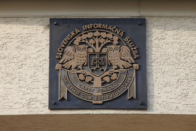 Na snímke tabuľa na budove SIS v Bratislave