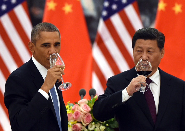 Na snímke americký prezident Barack Obama (vľavo) a čínsky prezident Si Ťin-pching (vpravo).