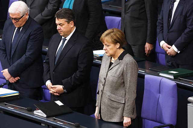 Na ilustračnej snímke nemecká kancelárka Angela Merkelová, nemecký vicekancelár a minister hospodárstva Sigmar Gabriel (uprostred) a nemecký minister zahraničných vecí Frank-Walter Steinmeier.