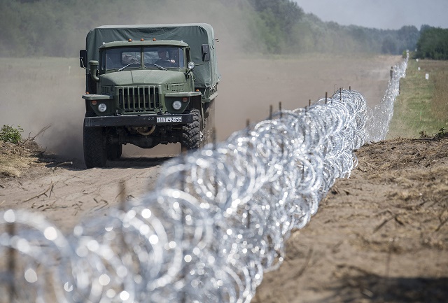 Vojenské auto prechádza okolo ostatného drôtu, ktorý tvorí súčasť plotu na maďarsko-srbskej hranici