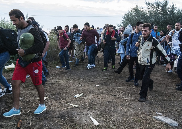 Migranti sa húfne valia do Európy