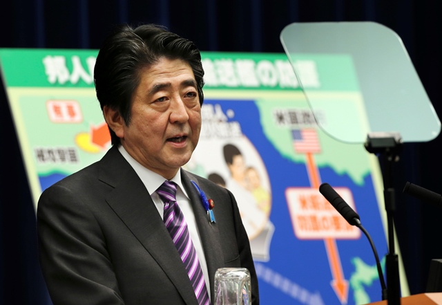 Na snímke japonský premiér Šinzó Abe