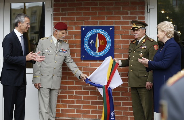 V litovskom Vilniuse už veliteľské centrum NATO otvorili. Na snímke vľavo generálny tajomník NATO Jens Stoltenberg, vpravo litovská prezidentka Dalia Grybauskaiteová