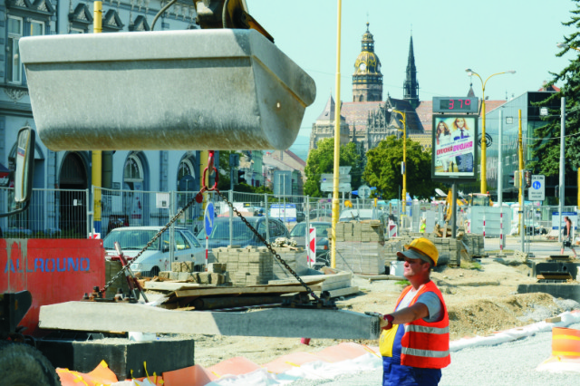 Prebiehajúca rekonštrukcia električkových tratí v centre Košíc už dlhšiu dobu výrazne ovplyvňuje organizáciu dopravy