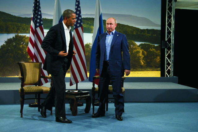 Na archívnej snímke americký prezident Barack Obama (vľavo) a ruský prezident Vladimir Putin 