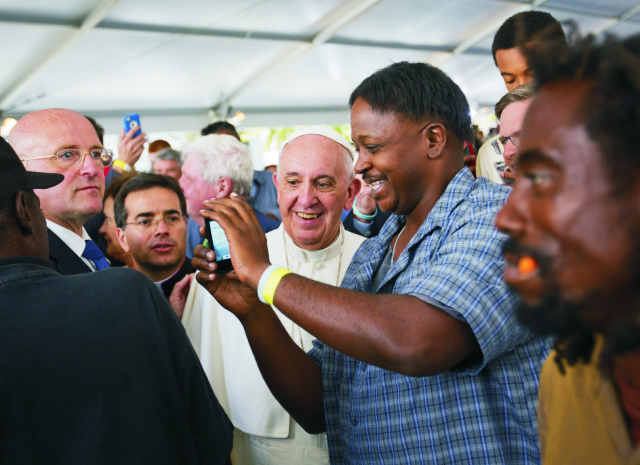 Pápež František  si fotí selfie s Michaelom Brownom pri stretnutí s veriacimi počas jeho návštevy Katolíckej charity Washingtonskej arcidiecézy vo Washingtone