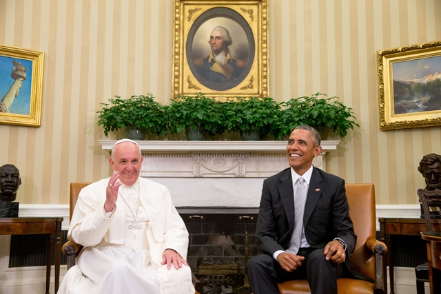 Na snímke americký prezident Barack Obama (vpravo) sa rozpráva s pápežom Františkom počas ich stretnutia v Oválnej pracovni Bieleho domu