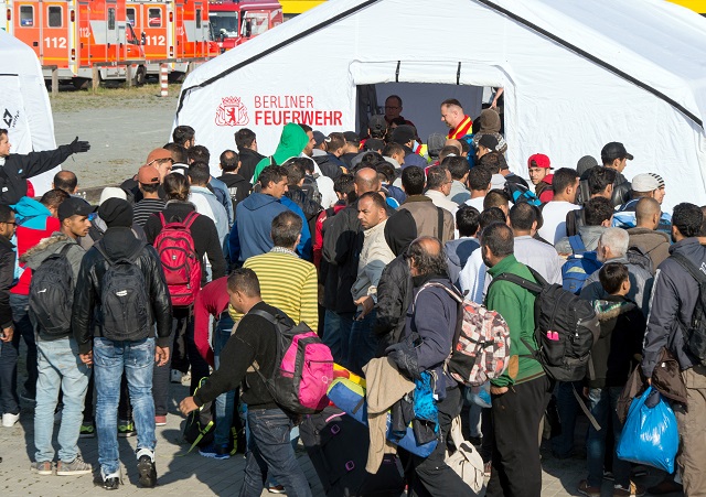 Migranti a utečenci , ktorí pricestovali na železničnú stanicu v nemeckom Schönefelde