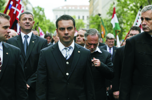 Na archívnej snímke predseda Jobbiku Gábor Vona (uprostred)