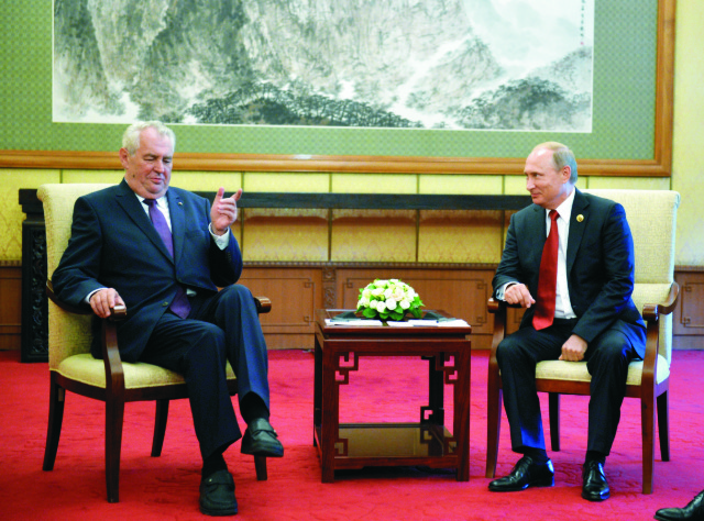  Ruský prezident Vladimir Putin (vpravo) sa rozpráva s českým prezidentom Milošom Zemanom počas ich stretnutia po vojenskej prehliadke pri príležitosti osláv 70. výročia ukončenia druhej svetovej vojny v Pekingu