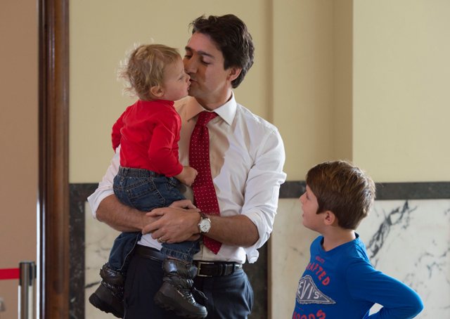 Na snímke líder kanadských Liberálov Justin Trudeau v prítomnosti svojich detí počas hlasovania vo všeobecných voľbách vo volebnej miestnosti v Montreale