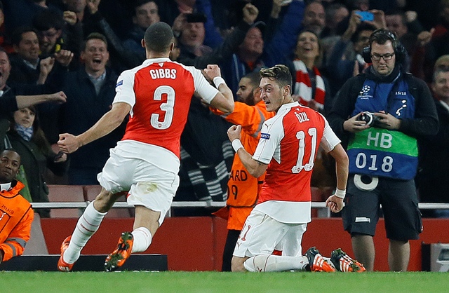 Na snímke Mesut Özil (vpravo) z Arsenalu Londýn sa raduje po svojom góle so spoluhráčom Kieranom Gibbsom v zápase F - skupiny Ligy majstrov  Arsenal Londýn - Bayern Mníchov