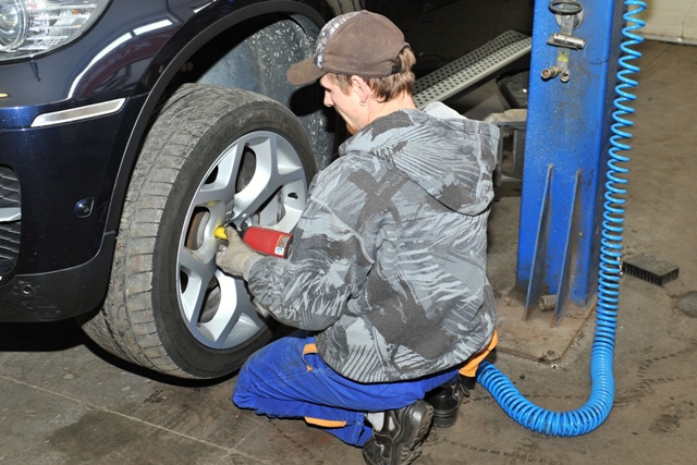 Na snímke údržba a výmena letných pneumatík za zimné v pneuservise v Žiline