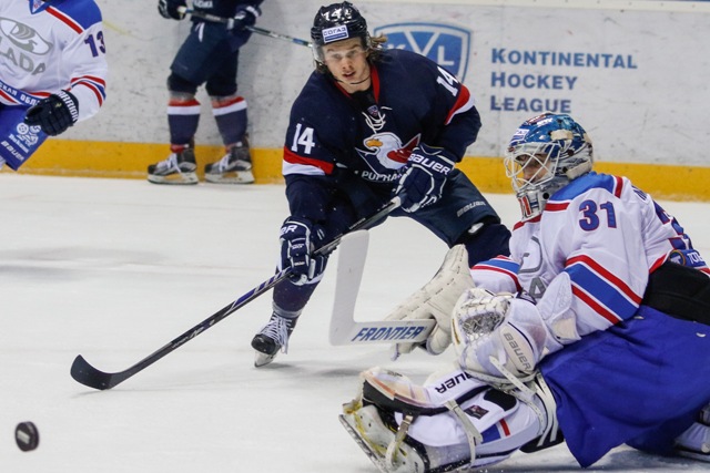 Na snímke zľava Žiga Jeglič (Slovan) a brankár Edgars Masalskis (Lada) v zápase hokejovej KHL HC Slovan Bratislava - Lada Togliatti