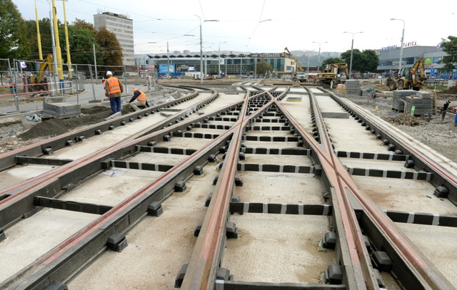 Na snímke dokončovacie práce na rekonštrukcii električkovej trate pri železničnej stanici v Košiciach