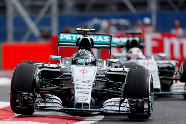 Na snímke nemecký jazdec tímu Mercedes GP Nico Rosberg a jeho tímový kolega Brit Lewis Hamilton (v pozadí) 