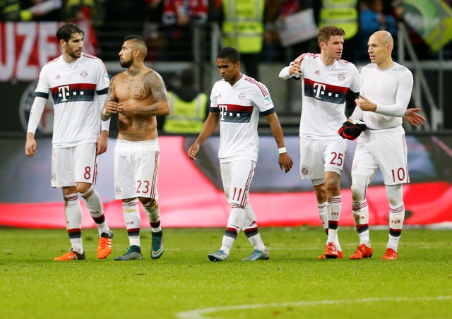 Na snímke futbalisti Bayernu Mníchov Mníchov odchádzajú z trávnika po skončení zápasu 11. kola nemeckej Bundesligy Eintracht Franfurkt - Bayern Mníchov vo Frankfurte 