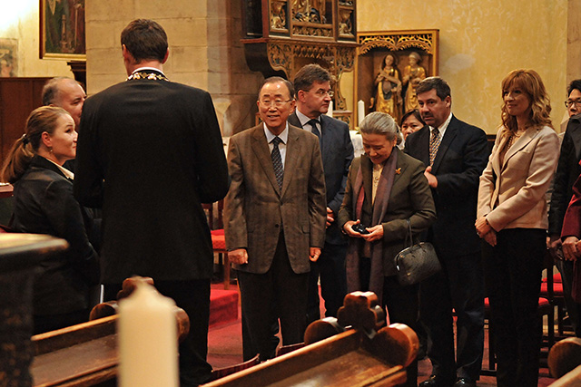 Na snímke generálny tajomník OSN Pan Ki-mun (v strede) počúva výklad v Chráme svätého Jakuba v Levoči.