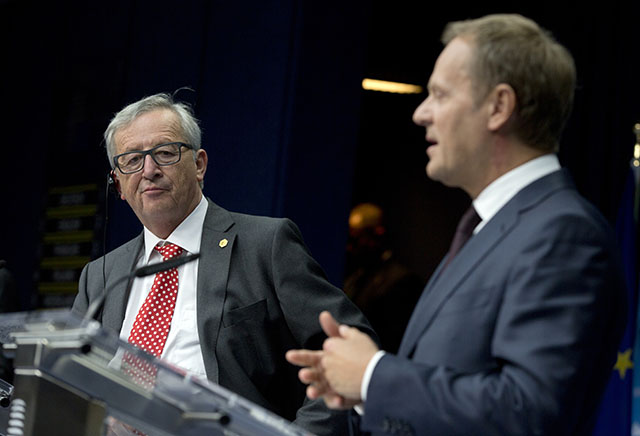 Na snímke predseda Európskej komisie Jean-Claude Juncker (vľavo) a predseda Európskej rady Donald Tusk (vpravo)