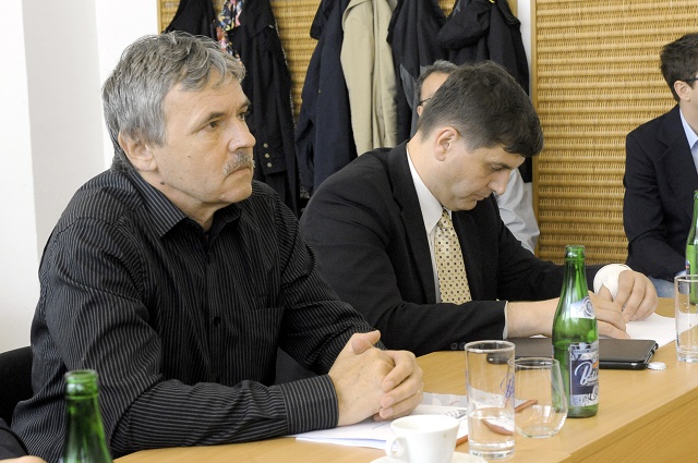 Na snímke vľavo v popredí publicista Juraj Hrabko